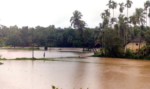 RHeavy Rain ದ್ವೀಪವಾಗುವ ಭೀತಿಯಲ್ಲಿ ಕರಾವಳಿ;  ಪ್ರಮುಖ ರಸ್ತೆ, ಹೆದ್ದಾರಿಗಳಿಗೆ ಗುಡ್ಡ ಕುಸಿತ