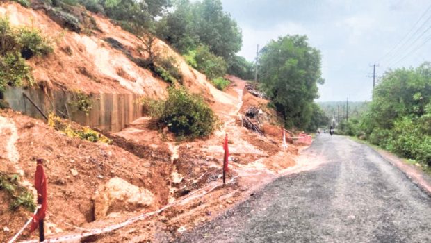 Heavy Rain ಕುಸಿಯುವ ಭೀತಿಯಲ್ಲಿ ಬೈಂದೂರು ಸೋಮೇಶ್ವರ ಗುಡ್ಡ