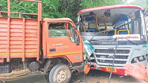 Uppinangady ಕೆಎಸ್‌ಆರ್‌ಟಿಸಿ ಬಸ್‌-ಲಾರಿ ಢಿಕ್ಕಿ; ಜಖಂ