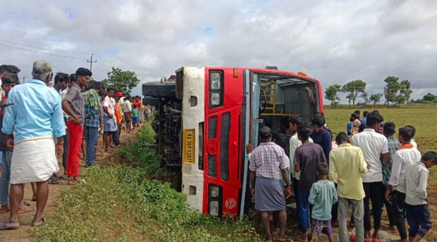 Raichur: ಸ್ಟೇರಿಂಗ್ ಕಟ್ ಆಗಿ ಪಲ್ಟಿಯಾದ ಬಸ್… 30ಕ್ಕೂ ಹೆಚ್ಚು ವಿದ್ಯಾರ್ಥಿಗಳಿಗೆ ಗಾಯ