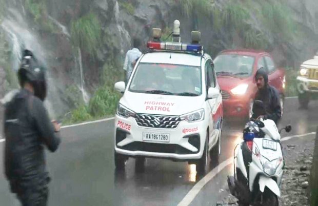 Charmadi Ghat ರಸ್ತೆಯಲ್ಲಿ ಪೊಲೀಸ್‌ ಗಸ್ತು: ಪ್ರವಾಸಿಗರ ಮೋಜು ನಿಯಂತ್ರಣಕ್ಕೆ ಕಣ್ಗಾವಲು