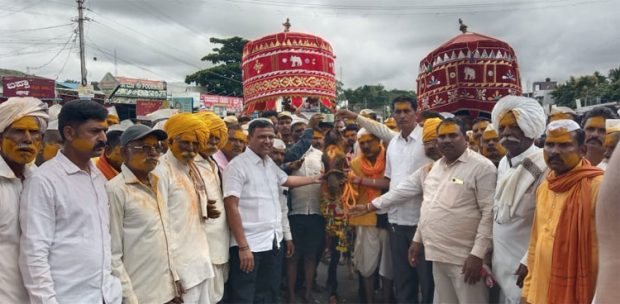 Chikkodi ಶಾಮನೂರು ಶಿವಶಂಕರಪ್ಪ ಕುಟುಂಬದವರು ಮುರಸಿದ್ದೇಶ್ವರ ದೇವಸ್ಥಾನಕ್ಕೆ ಕುದುರೆ ದೇಣಿಗೆ