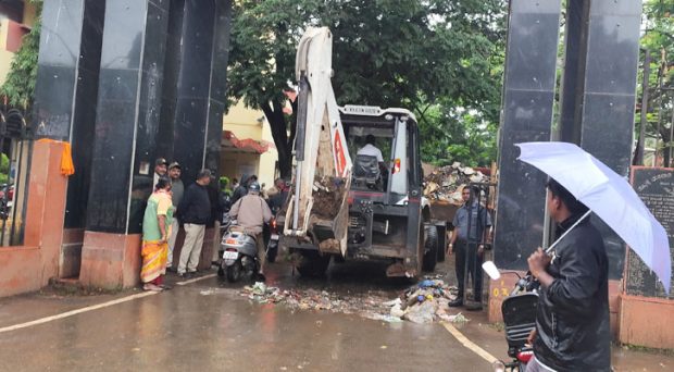 Hubli; ಪಾಲಿಕೆ ಎದುರು ತ್ಯಾಜ್ಯ ಸುರಿದು ಗುತ್ತಿಗೆ ಪೌರಕಾರ್ಮಿಕರ ಪ್ರತಿಭಟನೆ