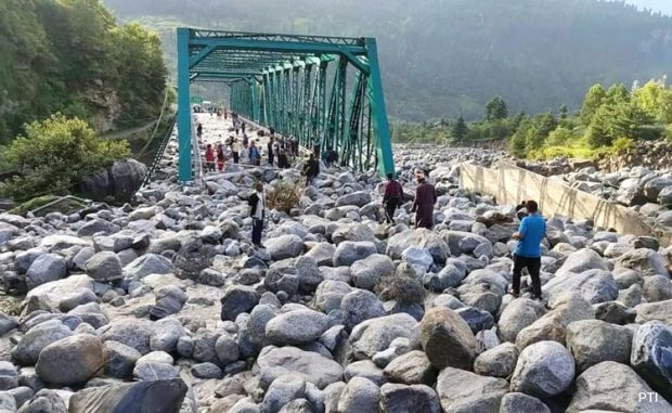 Cloudburst… ಸೇತುವೆ ಮೇಲೆ ರಾಶಿ ರಾಶಿ ಕಲ್ಲುಗಳು, ಲೇಹ್- ಮನಾಲಿ ಹೆದ್ದಾರಿ ಬಂದ್