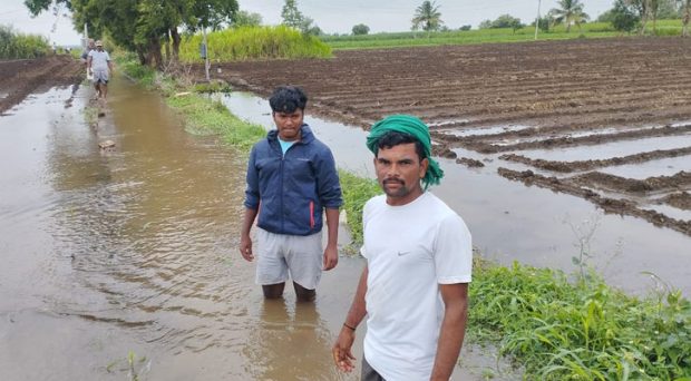 Ronihala; ಜಮೀನಿಗೆ ನುಗ್ಗಿದ ಕಾಲುವೆ ನೀರು, ಬೆಳೆ ಹಾನಿ; ಪರಿಹಾರಕ್ಕೆ ರೈತರ ಆಗ್ರಹ