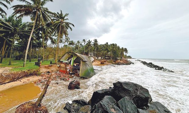 Sea Erosion: ಸೋಮೇಶ್ವರ-ಉಚ್ಚಿಲ: ಬಿರುಸಾದ ಕಡಲ್ಕೊರೆತ… ರಸ್ತೆ ಸಮುದ್ರ ಪಾಲಾಗುವ ಸಾಧ್ಯತೆ