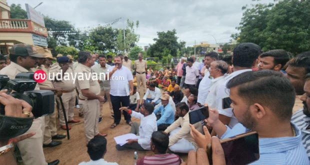 Muddebihal: ಪಿಎಸೈ ವಿರುದ್ಧ ಗ್ರಾಮಸ್ಥರ ಪ್ರತಿಭಟನೆ: ಕ್ರಮಕ್ಕೆ ಆಗ್ರಹ