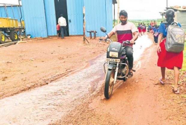 ಕುಳಗೇರಿ ಕ್ರಾಸ್‌: ಕಾಲುವೆ ನೆಲಸಮ ಮಾಡಿ ನಿವೇಶನ ನಿರ್ಮಾಣ