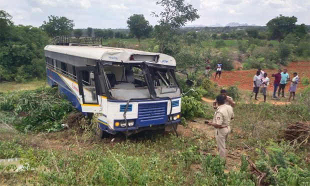 Road Mishap ಆಂಧ್ರ ಬಸ್ ಪಲ್ಟಿ; 13ಕ್ಕೂ ಅಧಿಕ‌ ಪ್ರಯಾಣಿಕರಿಗೆ ಗಾಯ; ಇಬ್ಬರ ಸ್ಥಿತಿ ಗಂಭೀರ