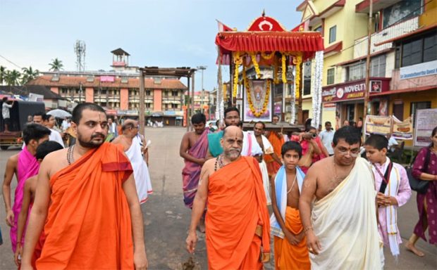 Udupi: ರಥಬೀದಿಯಲ್ಲಿ ಹಯಗ್ರೀವ ದೇವರ ಭಾವಚಿತ್ರ ಮೆರವಣಿಗೆ