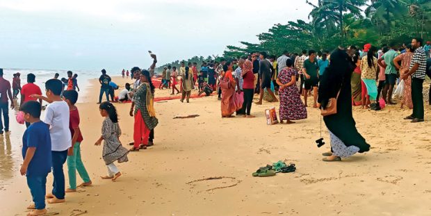 Tourists; ಬಿಡುವು ಕೊಟ್ಟ ಮಳೆ: ಮಲ್ಪೆ ಬೀಚ್‌ನಲ್ಲಿ ಜನಸಂದಣಿ