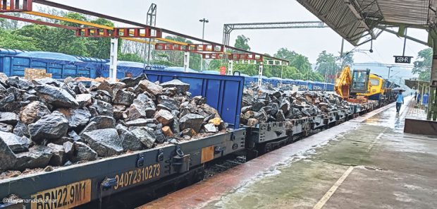 Train ಮಂಗಳೂರು-ಬೆಂಗಳೂರು ರೈಲು ಮಾರ್ಗ: ಭೂಕುಸಿತ; ಮುಂದುವರಿದ ದುರಸ್ತಿ ಕಾರ್ಯ