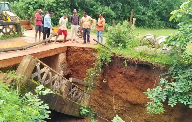 Soil Collapse: ಕುಸಿದ ಸಂಪರ್ಕ ಸೇತುವೆ ಗ್ರಾಮಸ್ಥರಲ್ಲಿ ಆತಂಕ