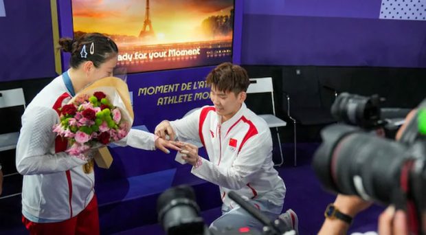 Paris; Marriage proposal in the stadium for the Chinese player who won the gold medal; Video