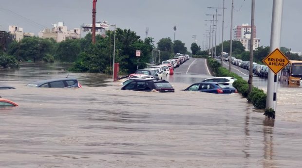 Gujarat Rain: ಮೃತರ ಸಂಖ್ಯೆ 26 ಕ್ಕೆ ಏರಿಕೆ, 18,000 ಜನರ ಸ್ಥಳಾಂತರ, ಜನಜೀವನ ಅಸ್ತವ್ಯಸ್ತ