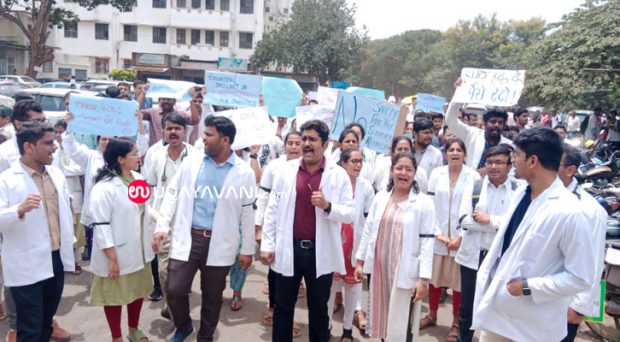 Hubli; Medical students protest demanding increase in stipend