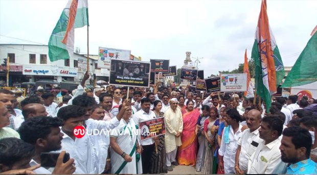 Koppala: Protest by Congress District Committee against Governor