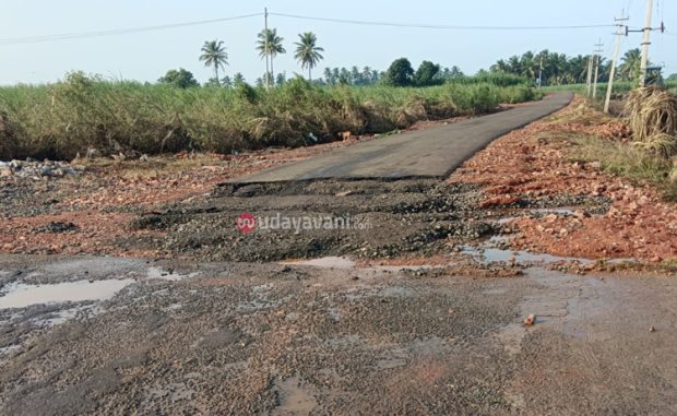 Mudhol: ನೀರಿನ‌ ಹೊಡೆತಕ್ಕೆ‌ ಕಿತ್ತು ಹೋದ ಡಾಂಬರ್ ರಸ್ತೆ… ವಾಹನ ಸವಾರರ ಪರದಾಟ