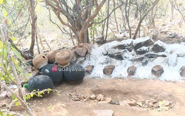 Mudhol: ಚೀಂಕಾರ ಅರಣ್ಯಕ್ಕೆ ಕಳ್ಳಬಟ್ಟಿ‌ ಕಳ್ಳರ ಕಾಟ… ಜೀವಸಂಕುಲಕ್ಕೆ ಅಪಾಯ‌