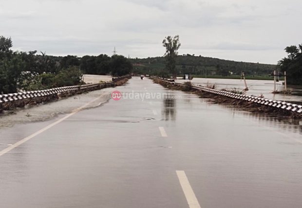 Mudhol: ಚಿಂಚಖಂಡಿ‌ ಸೇತುವೆ ಬಳಿ ಇಳಿಕೆಯಾದ‌ ನೀರು