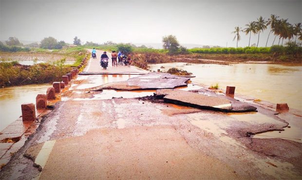 Kulgeri Cross ಪ್ರವಾಹದ ನೀರಿಗೆ ಕಿತ್ತುಹೋದ ರಸ್ತೆ; ವಾಹನ ಸವಾರರ ಪರದಾಟ