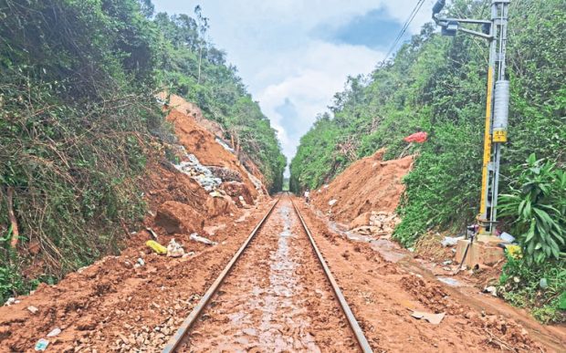 Train ಮಾರ್ಗದ ಮಣ್ಣು ತೆರವು ಪೂರ್ಣ: ಮಂಗಳೂರು-ಬೆಂಗಳೂರು ರೈಲು ಸಂಚಾರ ಮತ್ತೆ ಆರಂಭ