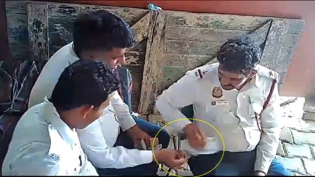 CCTV Footage: ಲಂಚದ ಹಣ ಹಂಚಿಕೊಂಡು ಕೆಲಸ ಕಳೆದುಕೊಂಡ ಟ್ರಾಫಿಕ್ ಪೊಲೀಸರು…