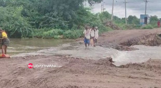 Vijayapura: ಭಾರಿ ಮಳೆಗೆ ರಸ್ತೆಗಳು ಜಲಾವೃತ; ಕೊಚ್ಚಿಹೋದ ಸೇತುವೆ