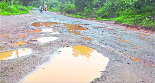 Kadaba-ಪಂಜ ರಸ್ತೆ: ಸಂಚಾರ ಕಷ್ಟ; ಚರಂಡಿ ಹೂಳು ತುಂಬಿ ರಸ್ತೆಯಲ್ಲೇ ಹರಿಯುವ ಮಳೆ ನೀರು