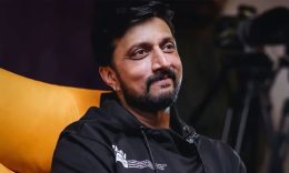 Kiccha Sudeep: ʼಸೈಮಾʼ ಕಾರ್ಯಕ್ರಮದಲ್ಲಿ ನಿರೂಪಕನಿಗೆ ʼಕನ್ನಡʼ ಪಾಠ ಮಾಡಿದ ಕಿಚ್ಚ