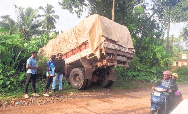 ತನ್ನಿಂತಾನೆ ಚಲಿಸಿದ ಲಾರಿ; ತಪ್ಪಿದ ಭಾರಿ ಅನಾಹುತ