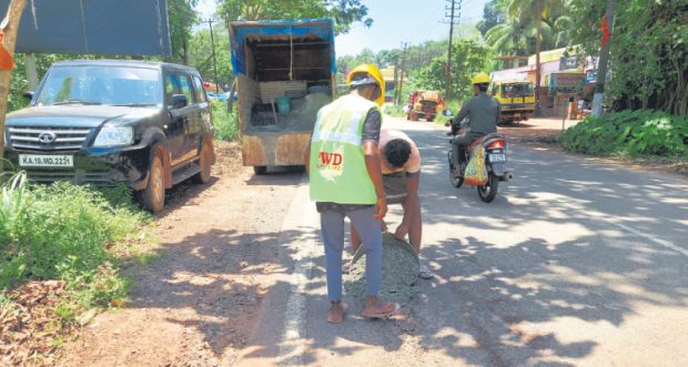 Kinnigoli – Patching work for potholes on Mulki State Highway