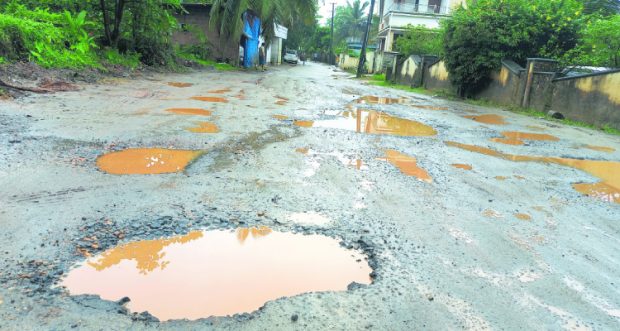 Adyar: ಹೊಂಡ ಗುಂಡಿಯಿಂದ ಸಂಕಷ್ಟ, ಪಾದಚಾರಿಗಳಿಗೆ ಕೆಸರಿನ ಸಿಂಚನ