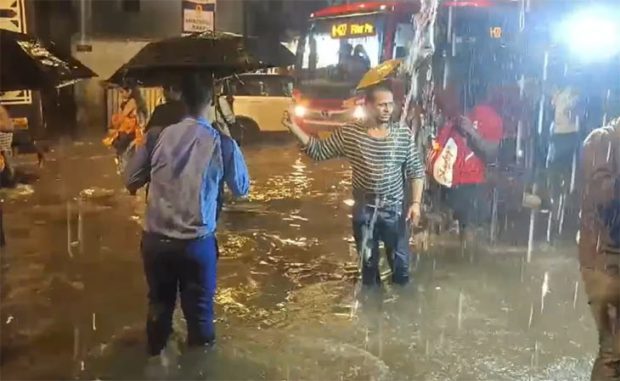 Mumbai: ಧಾರಾಕಾರ ಮಳೆಗೆ ನಲುಗಿದ ಮುಂಬೈ ಮಹಾನಗರ, ಶಾಲಾ-ಕಾಲೇಜಿಗೆ ರಜೆ ಘೋಷಣೆ