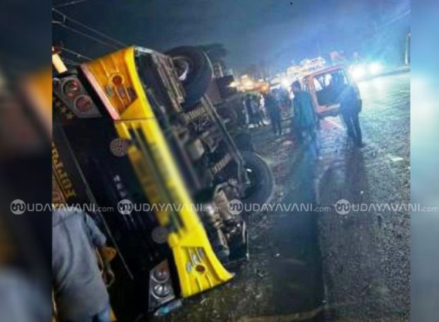 Road Mishap ಸ್ಲೀಪರ್ ಕೋಚ್ ಬಸ್ ಪಲ್ಟಿ: ಓರ್ವ ಮೃತ್ಯು; 11 ಮಂದಿಗೆ ಗಾಯ