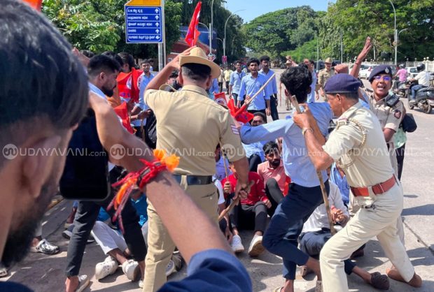 Protest: ಹಂಪನಕಟ್ಟೆ ಬಸ್‌ ತಂಗುದಾಣ ತೆರವು ಖಂಡಿಸಿ ಎಬಿವಿಪಿ ಪ್ರತಿಭಟನೆ, ಲಘು ಲಾಠಿಪ್ರಹಾರ