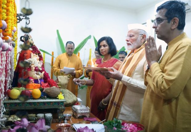 Ganpati Puja: ಸಿಜೆಐ ಚಂದ್ರಚೂಡ್​ ನಿವಾಸದಲ್ಲಿ ಗಣೇಶನಿಗೆ ಪೂಜೆ ಸಲ್ಲಿಸಿದ ಪ್ರಧಾನಿ ಮೋದಿ