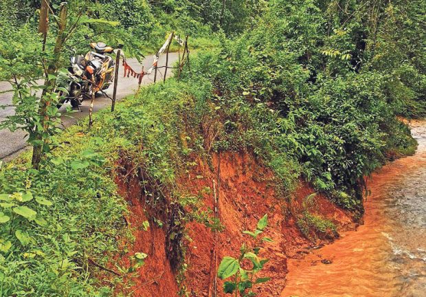 Rain ಸುಳ್ಯ: ಸಾಧಾರಣ ಮಳೆ; ರಸ್ತೆ ಬದಿ ಕುಸಿತ