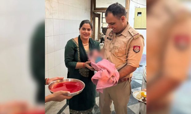 Ghaziabad: ಪೊದೆಯಲ್ಲಿ ಸಿಕ್ಕ ನವಜಾತ ಹೆಣ್ಣು ಶಿಶುವನ್ನು ದತ್ತು ಪಡೆದ ಇನ್ಸ್‌ಪೆಕ್ಟರ್‌!