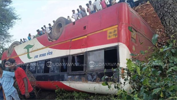 KSRTC: ಬಸ್ ಪಲ್ಟಿ, ಮಹಿಳೆ ಸಾವು; ಹಲವರಿಗೆ ಗಂಭೀರ ಗಾಯ