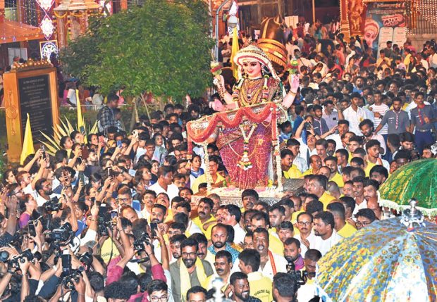 ರಂಗೇರಿದ ಮಂಗಳೂರು ದಸರಾ ಶೋಭಾಯಾತ್ರೆ; ಕಣ್ತುಂಬಿಕೊಂಡ ಸಹಸ್ರಾರು ಭಕ್ತರು