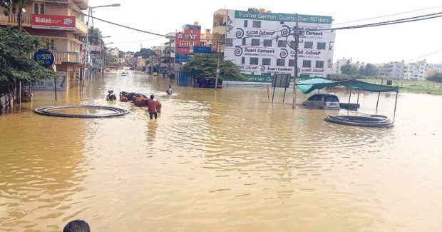 Heavy rains: ಮಳೆಯಬ್ಬರಕ್ಕೆ ಜನಜೀವನ ತತ್ತರ, ಅಪಾರ ಬೆಳೆ ಹಾನಿ, ನಷ್ಟ