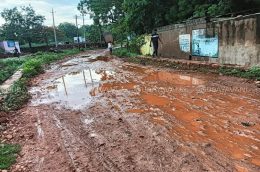 Mudhol: ನೂರು ಮೀಟರ್ ರಸ್ತೆ ದುರಸ್ಥಿಗೆ ಅಧಿಕಾರಿಗಳ ಕುಂಟು ನೆಪ…