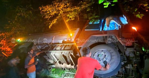 Tanker Overturns: ಚಾರ್ಮಾಡಿ ಘಾಟ್ ನಲ್ಲಿ ಟ್ಯಾಂಕರ್ ಪಲ್ಟಿ.. ಪೆಟ್ರೋಲ್ – ಡಿಸೇಲ್ ಸೋರಿಕೆ