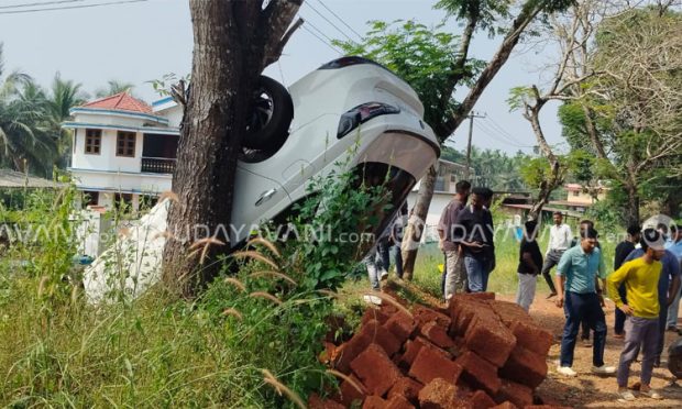 Vitla: ಬೈಕ್‌ಗೆ ಢಿಕ್ಕಿಯಾಗಿ ಮಣ್ಣಿನ ದಿಬ್ಬದ ಮೇಲೆ ಮಗುಚಿ ಬಿದ್ದ ಕಾರು