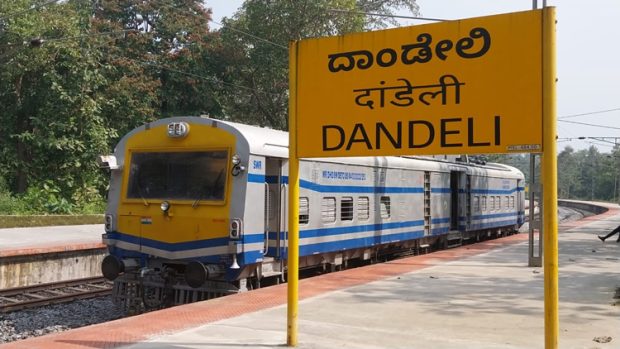 Dandeli: ಅಧಿಕಾರಿಗಳಿಂದ ರೈಲು ಮಾರ್ಗದ ವಿದ್ಯುದ್ದೀಕರಣ ಪರಿಶೀಲನೆ