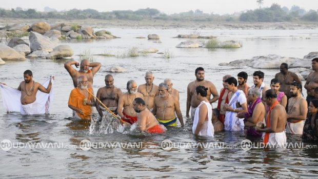 ಮಂತ್ರಾಲಯ ಶ್ರೀಗಳಿಂದ ತುಂಗಭದ್ರ ನದಿಯಲ್ಲಿ ದಂಡೋದಕ ಸ್ನಾನ