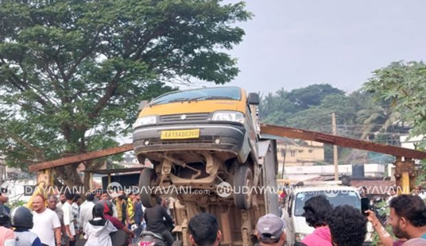 Bantwal; ನಿಷೇಧವಿದ್ದರೂ ಹಳೇಯ ಸೇತುವೆಯಲ್ಲಿ ಸಂಚಾರ; ಸಿಲುಕಿಕೊಂಡ ಗೂಡ್ಸ್‌ ವಾಹನ