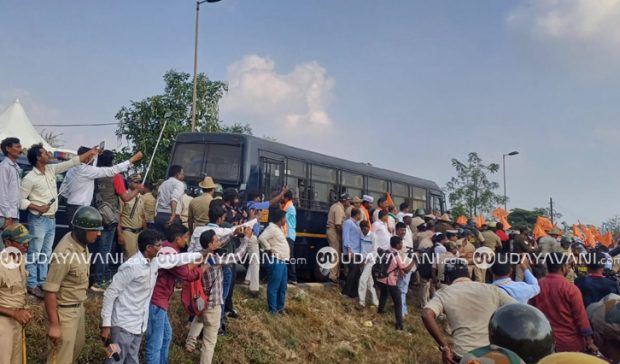 Belagavi: ಸುವರ್ಣಸೌಧಕ್ಕೆ ಮುತ್ತಿಗೆ ಯತ್ನ: ಹೆದ್ದಾರಿಯಲ್ಲಿ ಕಲ್ಲು ತೂರಾಟ, ಲಾಠಿ ಪ್ರಹಾರ