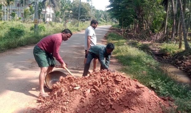 Holehonnur: ಸರಕಾರದಿಂದ ಬಿಡುಗಡೆಯಾಗದ ಹಣ… ಗ್ರಾಮ ಪಂಚಾಯತ್ ಸದಸ್ಯನಿಂದ ರಸ್ತೆ ದುರಸ್ಥಿ